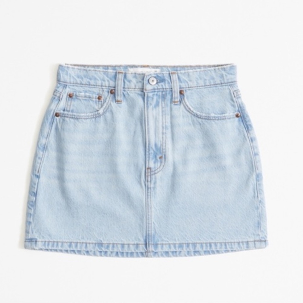 ABERCROMBIE & FITCH Denim mini jean skirt. Light wash. SOLD OUT ONLINE. Size 28